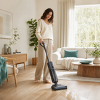Femme utilisant le W90 Pro dans un salon